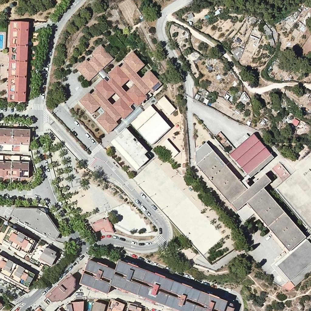 Вид згори на територію школи «Escola Castell Ciuró»