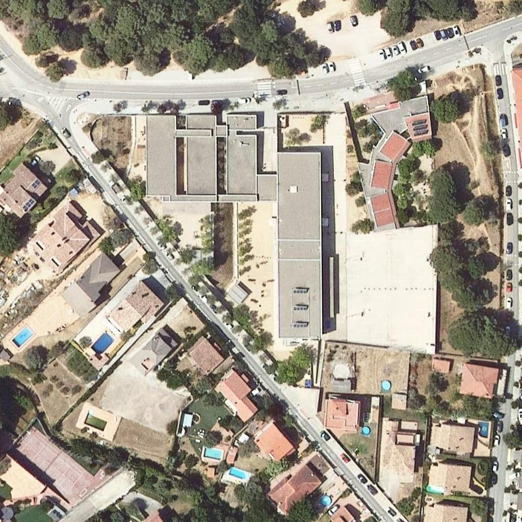 Вид згори на територію школи «Escola La Sagrera»