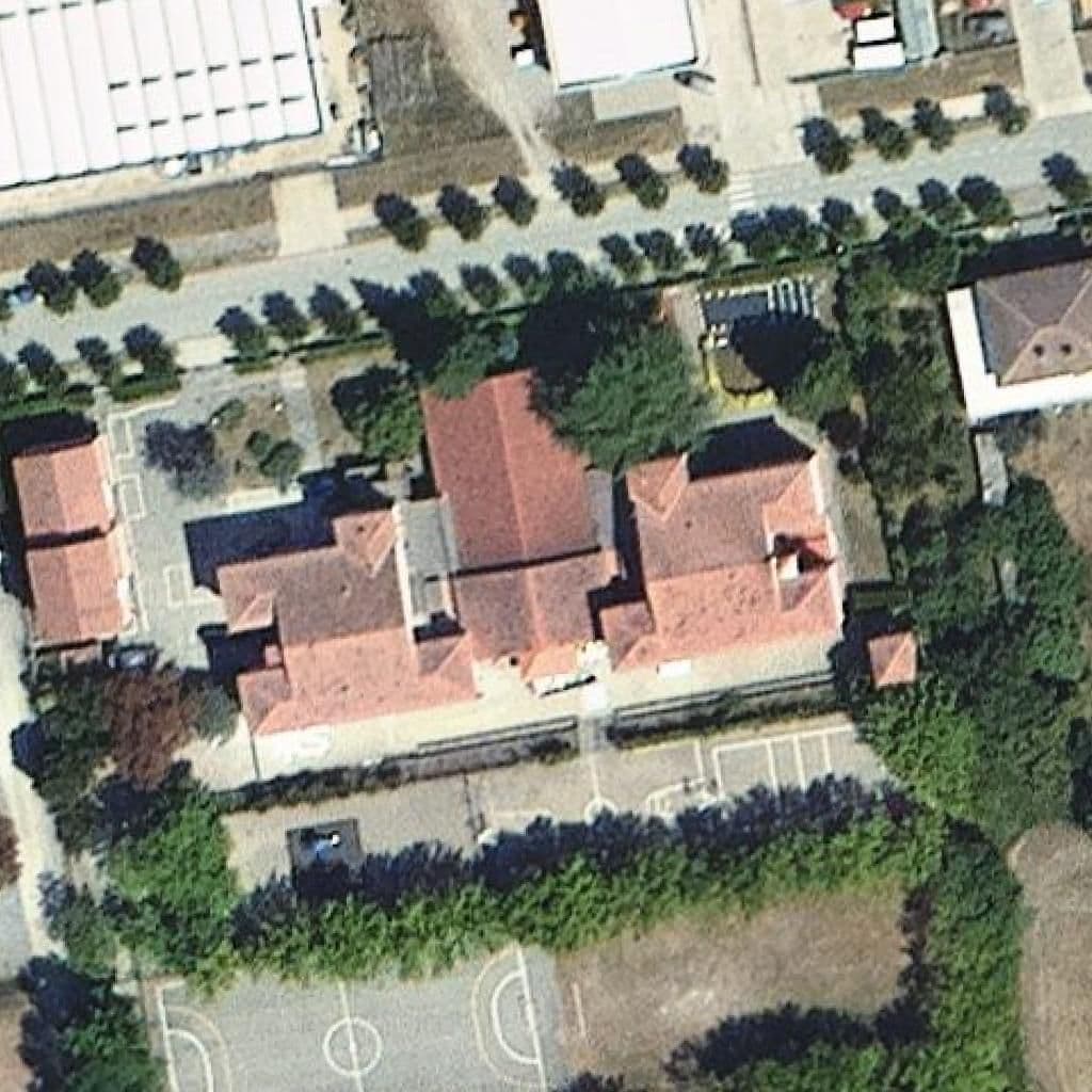 Вид згори на територію школи «Institut Escola Greda»
