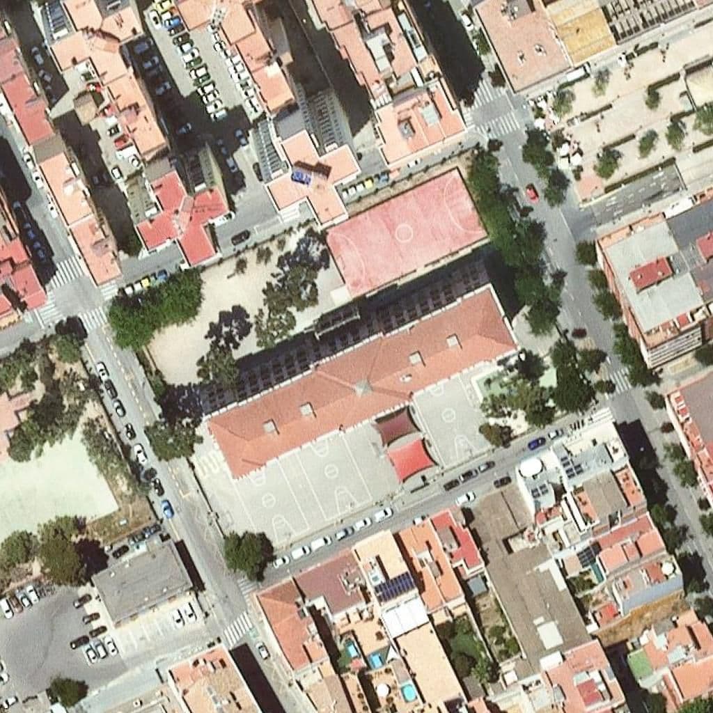 Вид згори на територію школи «Escola Pompeu Fabra»