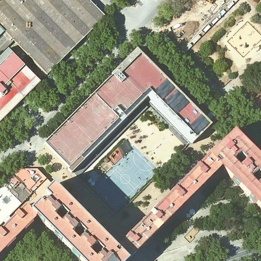 Вид згори на територію школи «Montseny-Poblenou»
