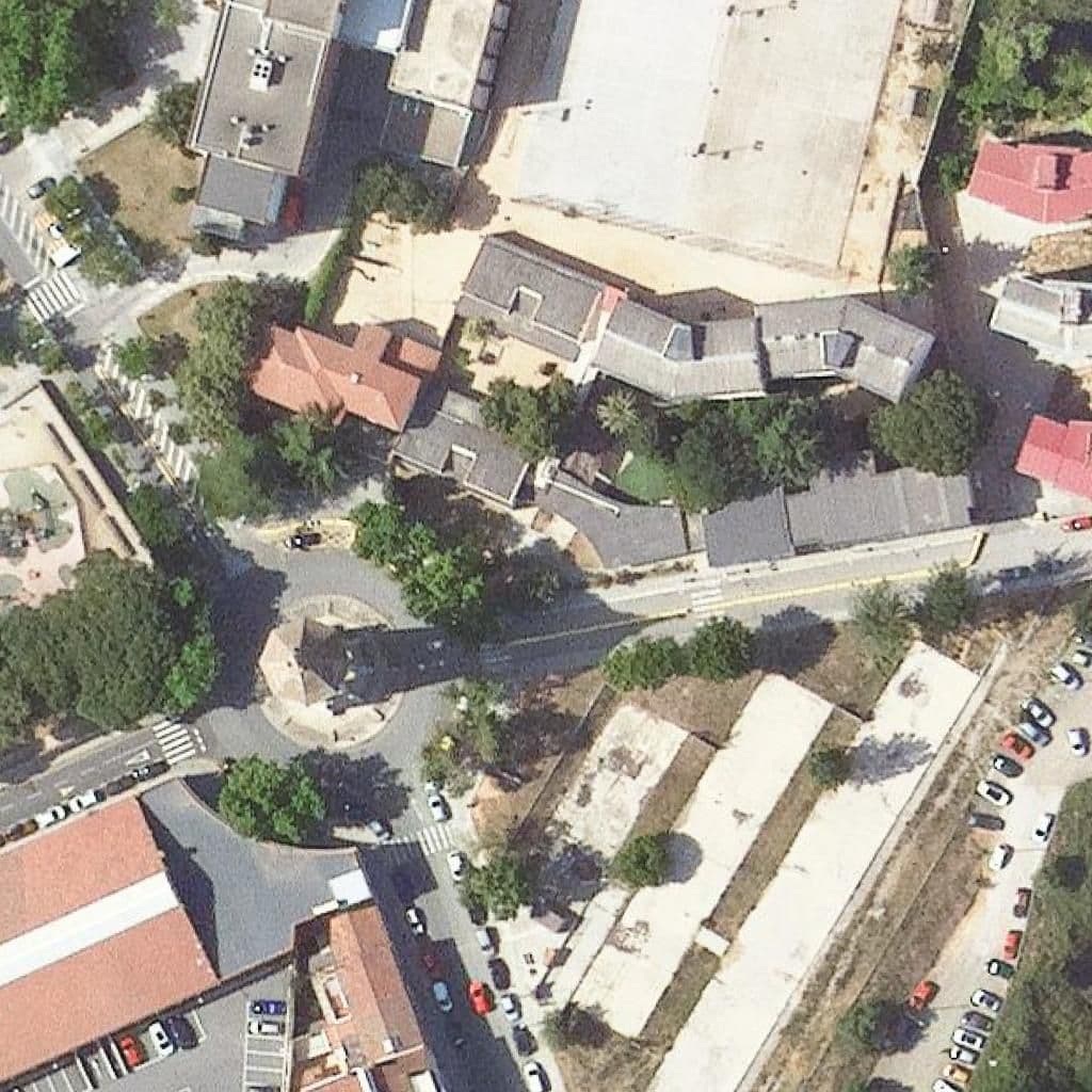 Aerial view of the grounds of Escola Samuntada