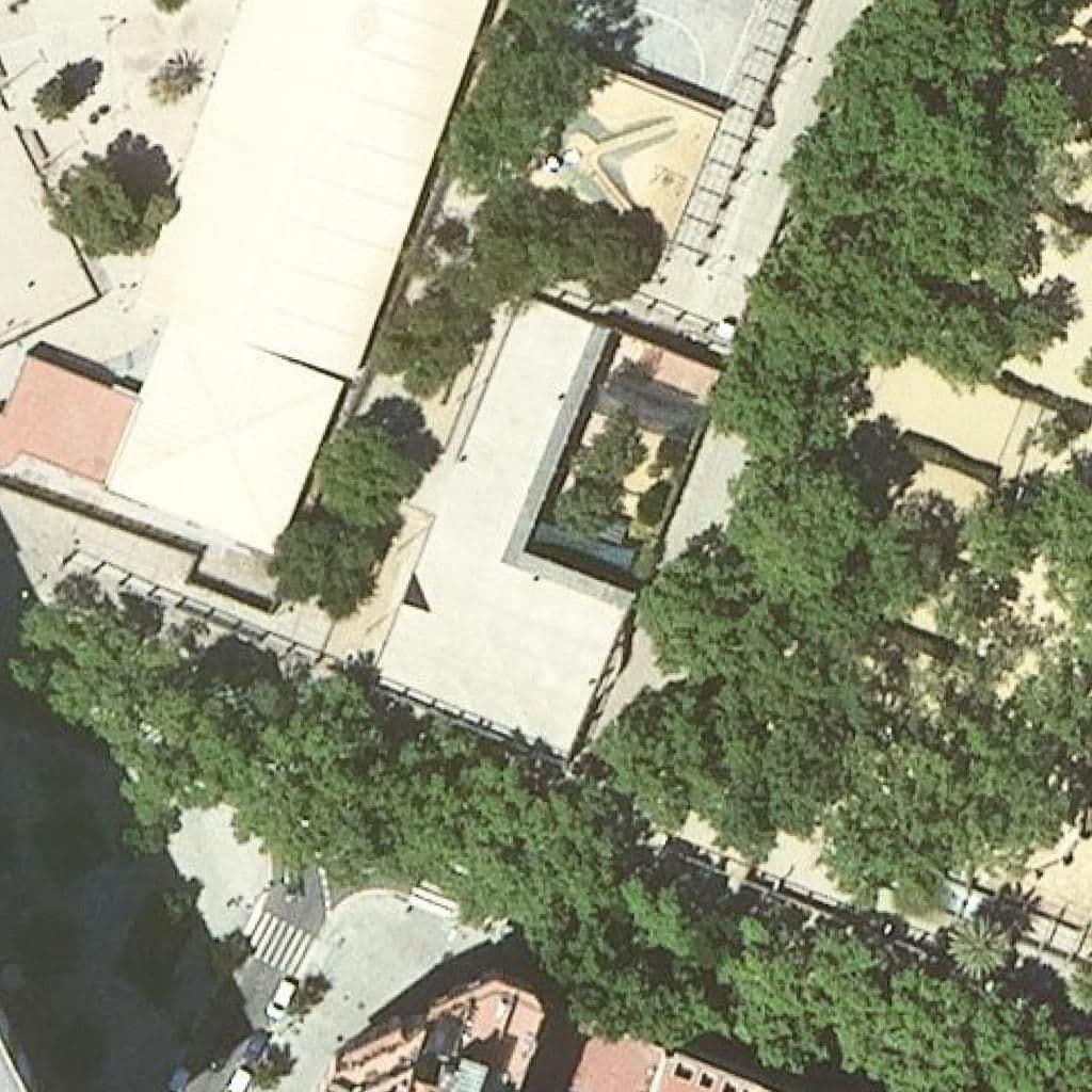 Вид сверху на территорию школы «Escola Bressol El Parc De La Pegaso»
