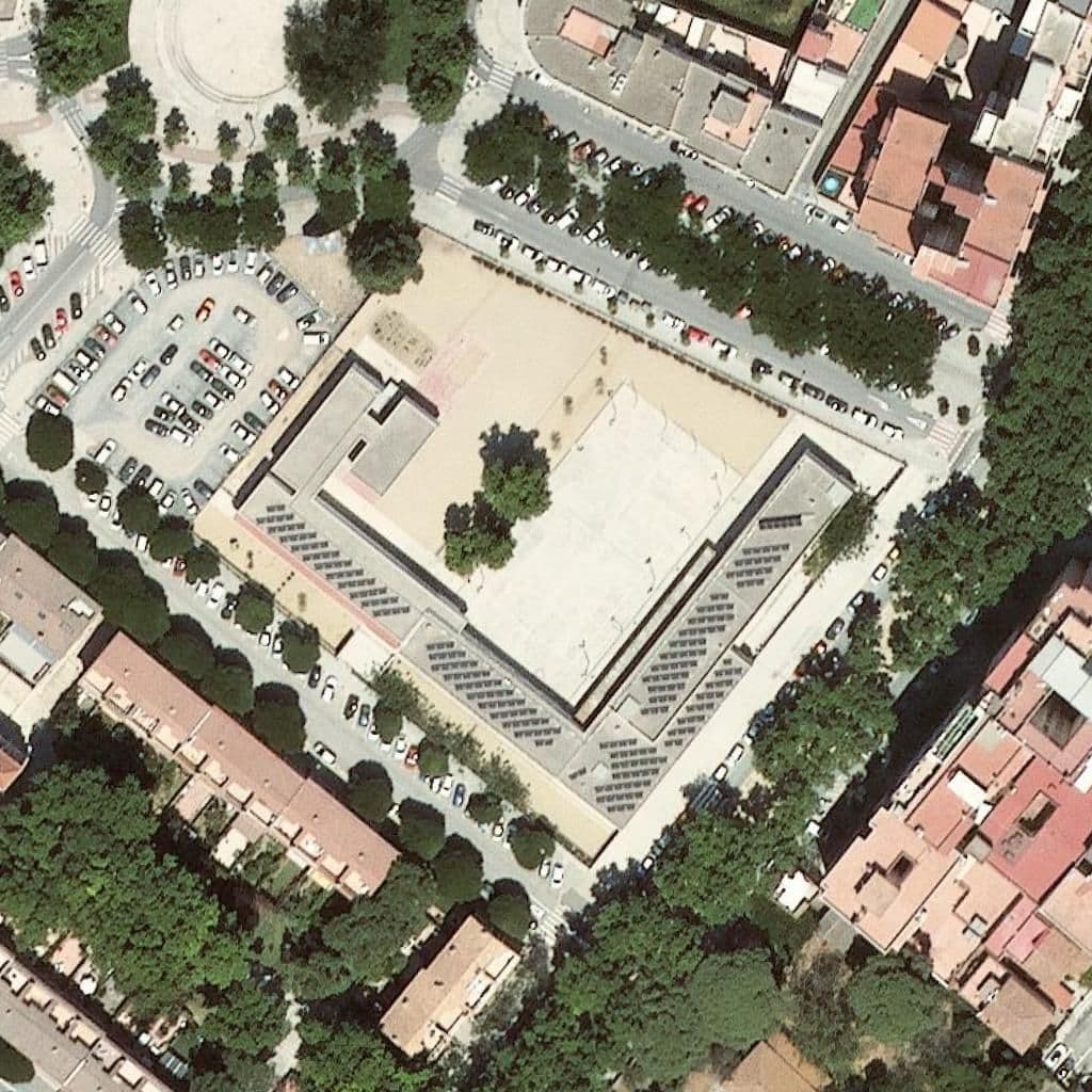 Вид згори на територію школи «Escola Teresa Miquel I Pàmies»