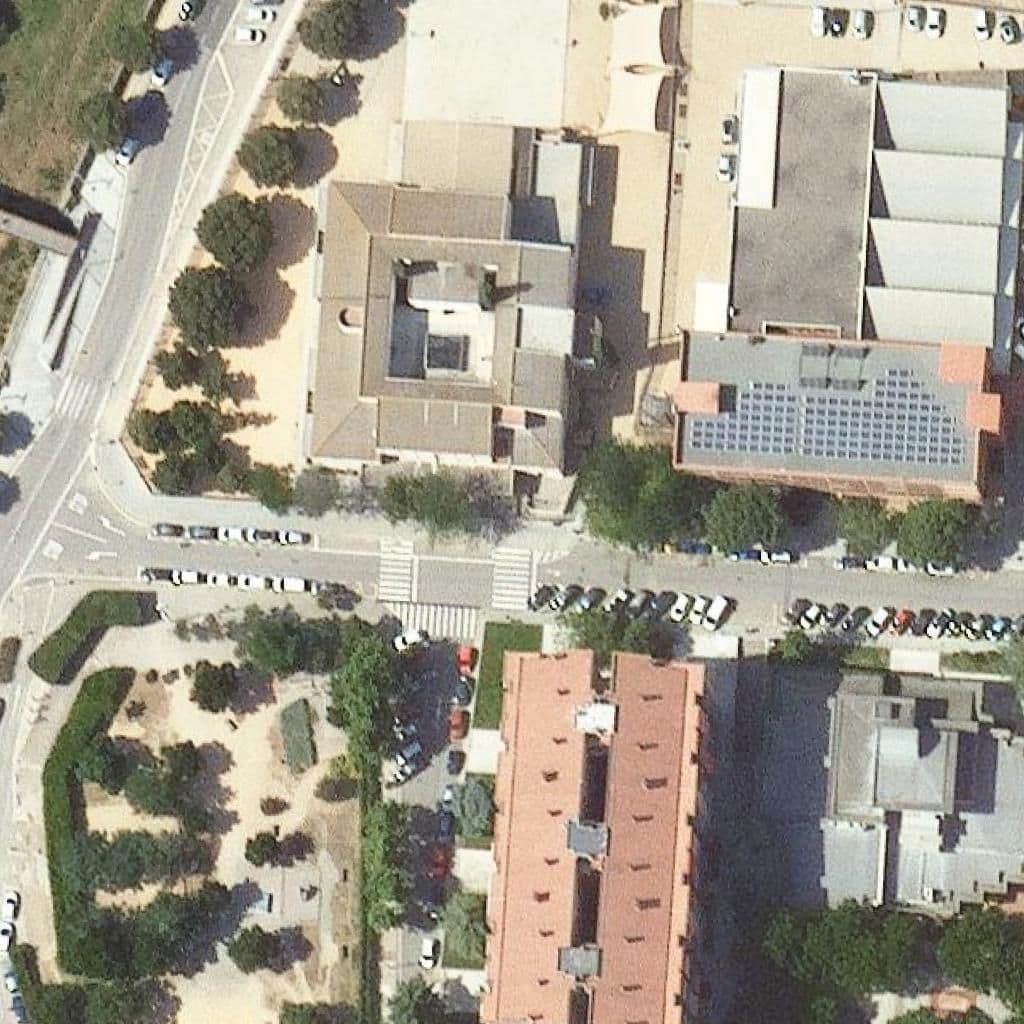 Вид сверху на территорию школы «Escola Salvador Espriu»