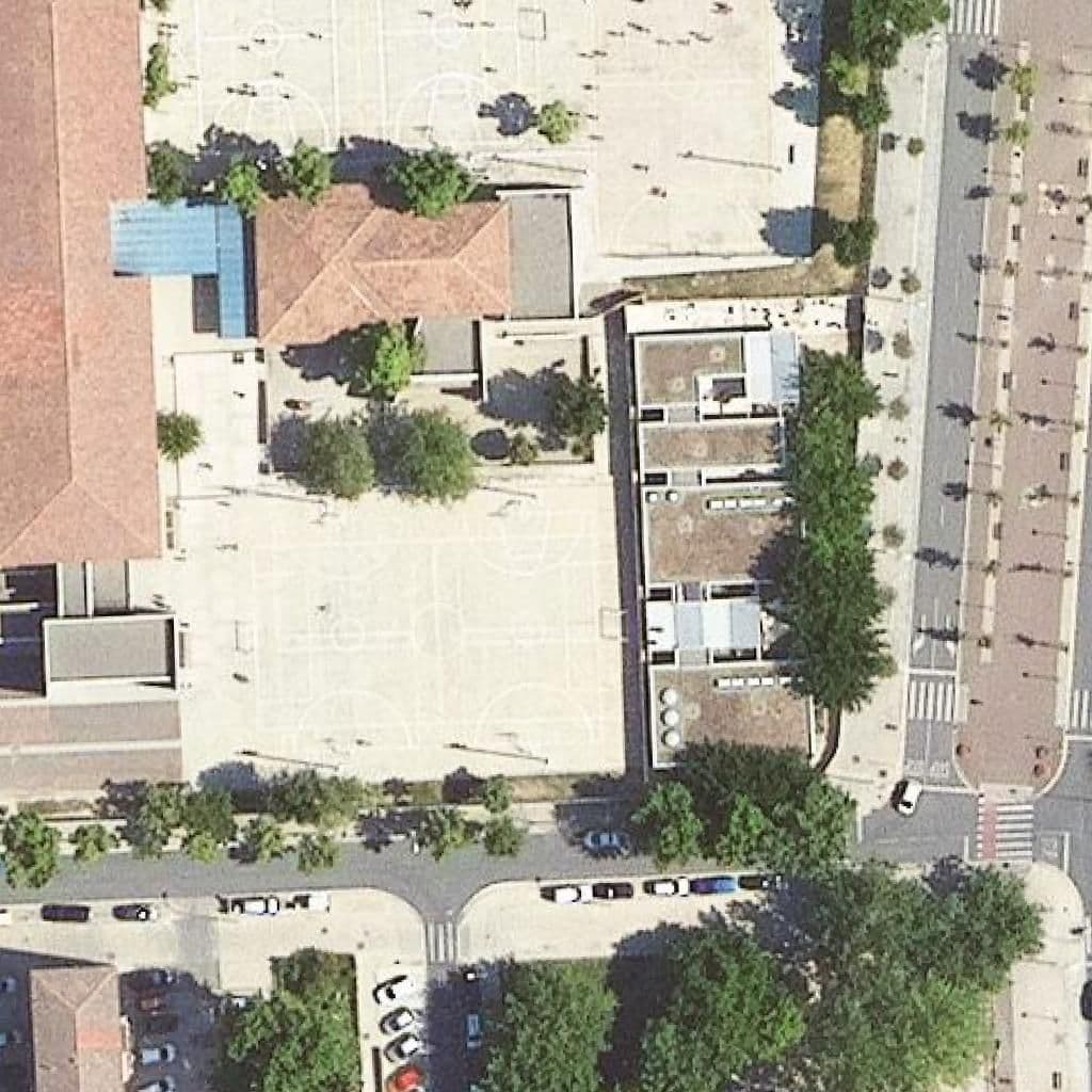 Вид згори на територію школи «Institut Ronda»