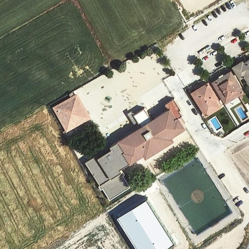 Вид згори на територію школи «Escola Mestre Ignasi Peraire»