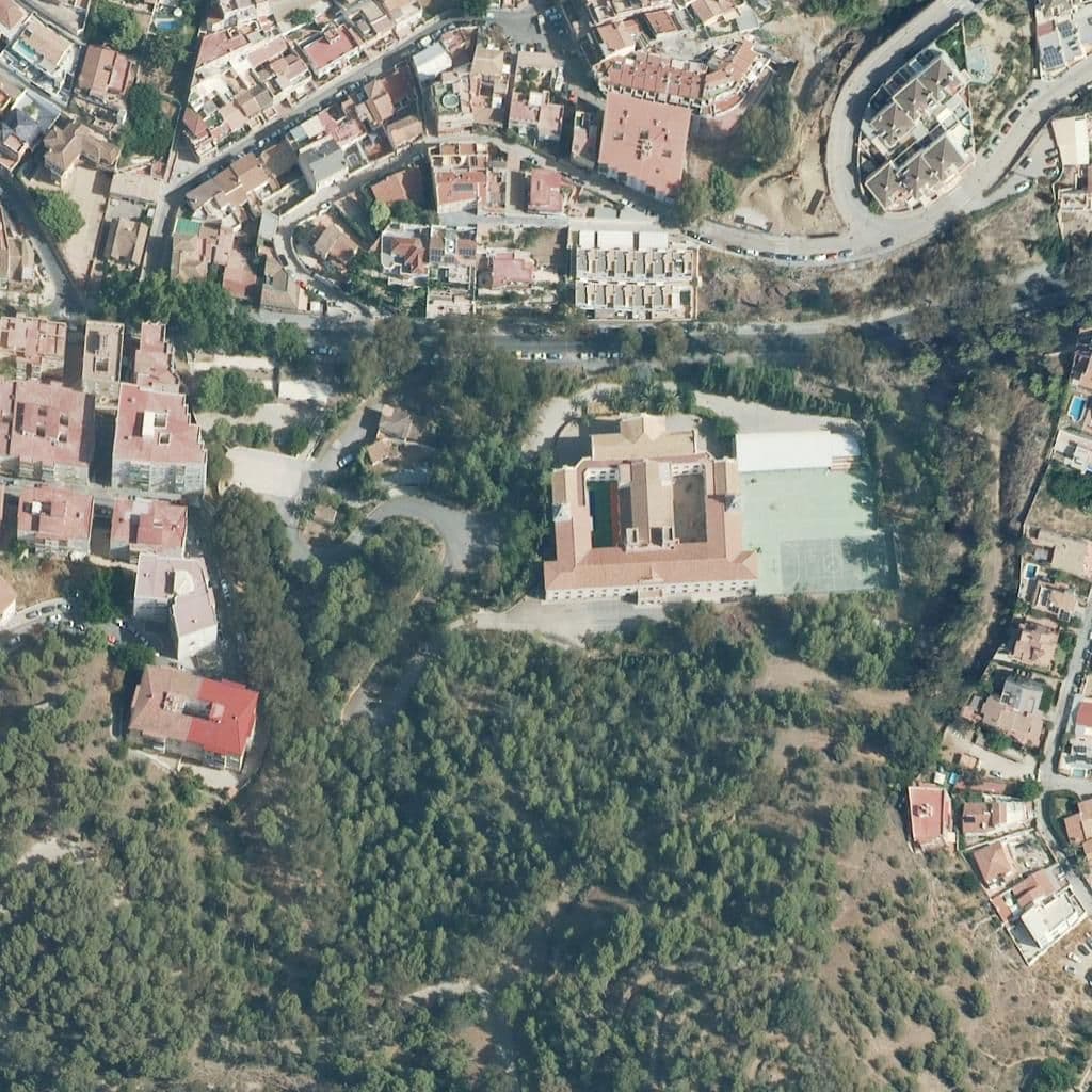Вид згори на територію школи «Sagrada Familia -El Monte»