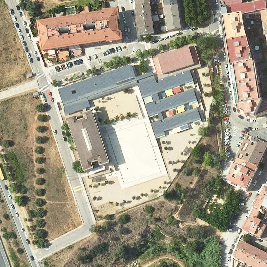 Вид згори на територію школи «Escola Francesc Platón I Sartí»