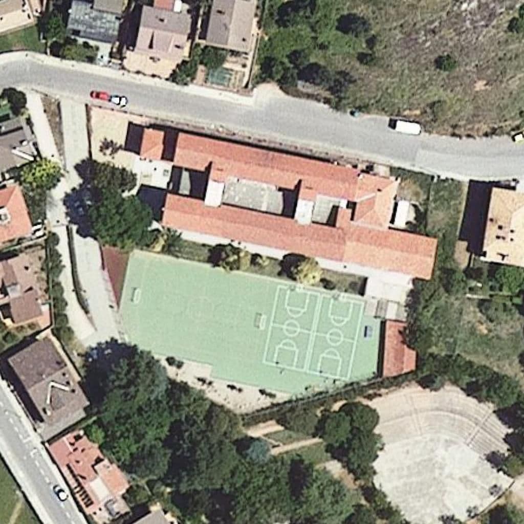 Вид згори на територію школи «Escola Sant Joan»