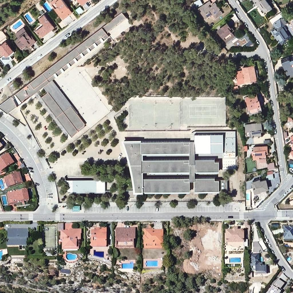 Вид згори на територію школи «Institut De Corbera De Llobregat»