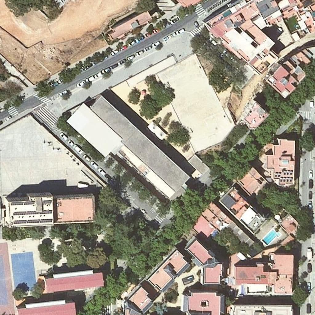 Вид сверху на территорию школы «Sagrada Família-Horta»