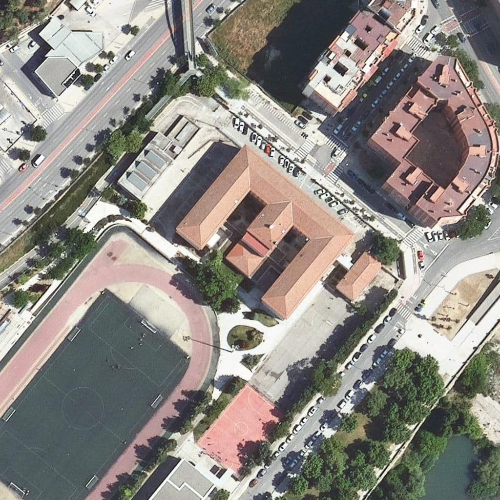 Вид сверху на территорию школы «Institut Màrius Torres»