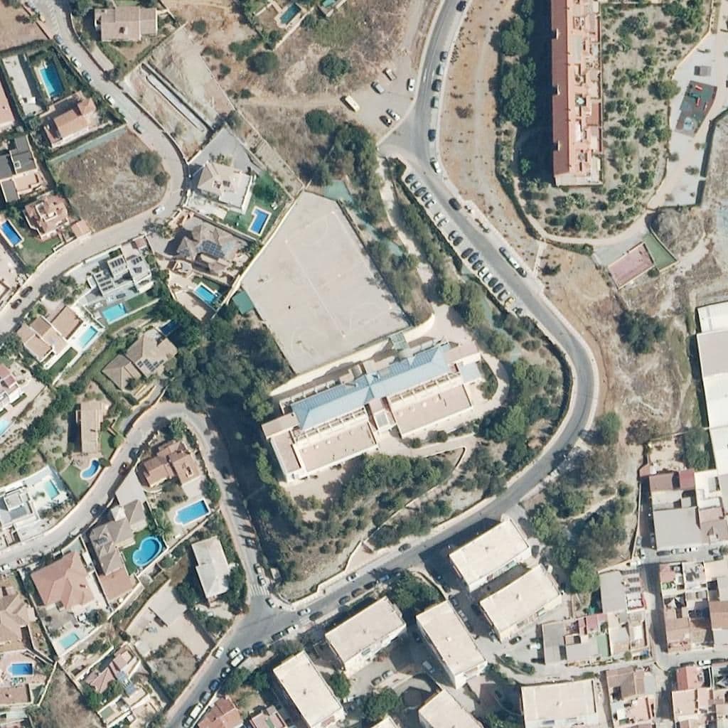 Вид сверху на территорию школы «Mediterráneo»