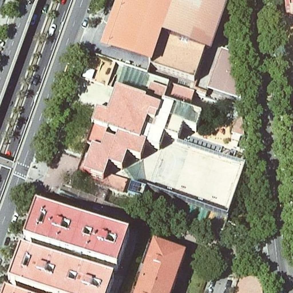 Вид згори на територію школи «Escola Josep Maria De Sagarra»