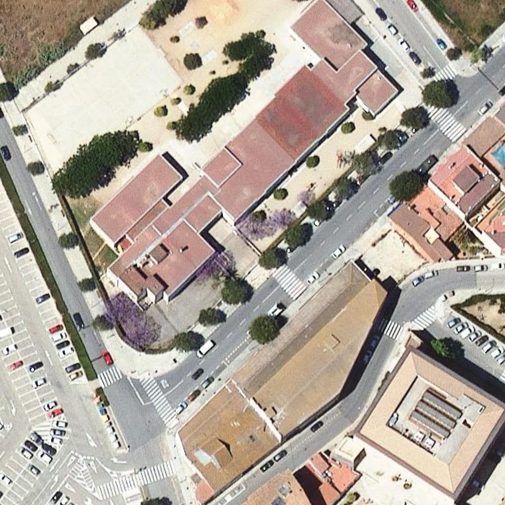Вид згори на територію школи «Escola Antoni Roig»