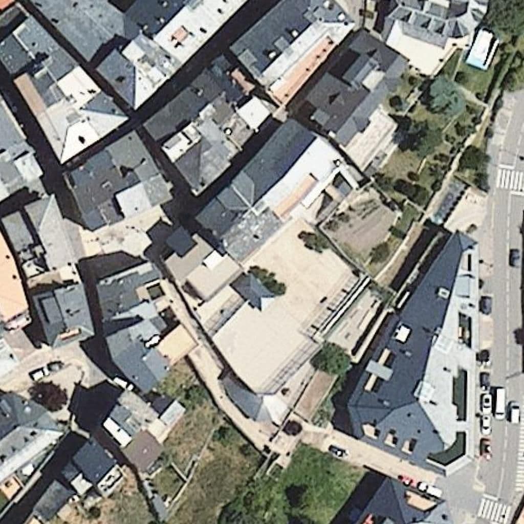 Вид сверху на территорию школы «Vedruna Puigcerdà»