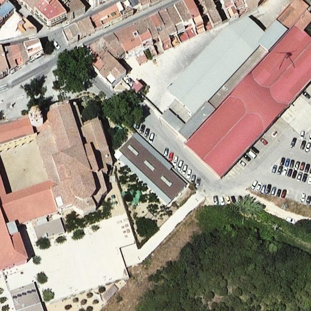 Вид згори на територію школи «Escola Bressol Municipal Els Tabalets»