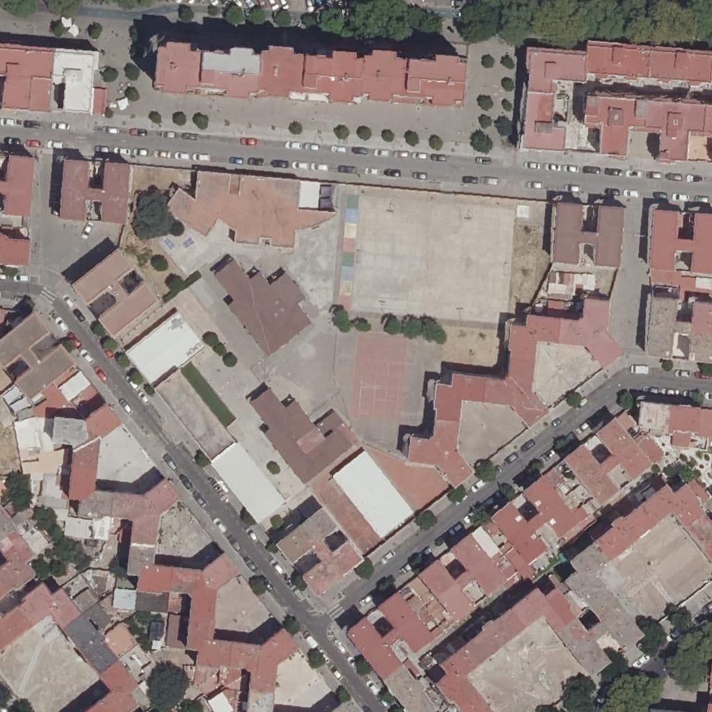 Вид сверху на территорию школы «Escuelas Profesionales De La Sagrada Familia - Blanca Paloma»