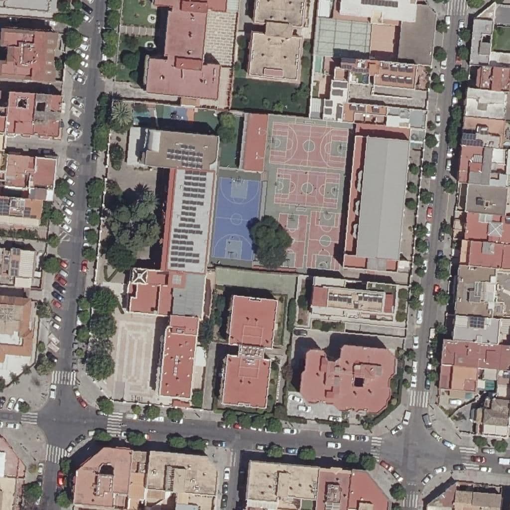 Вид сверху на территорию школы «Sagrada Familia De Urgel»