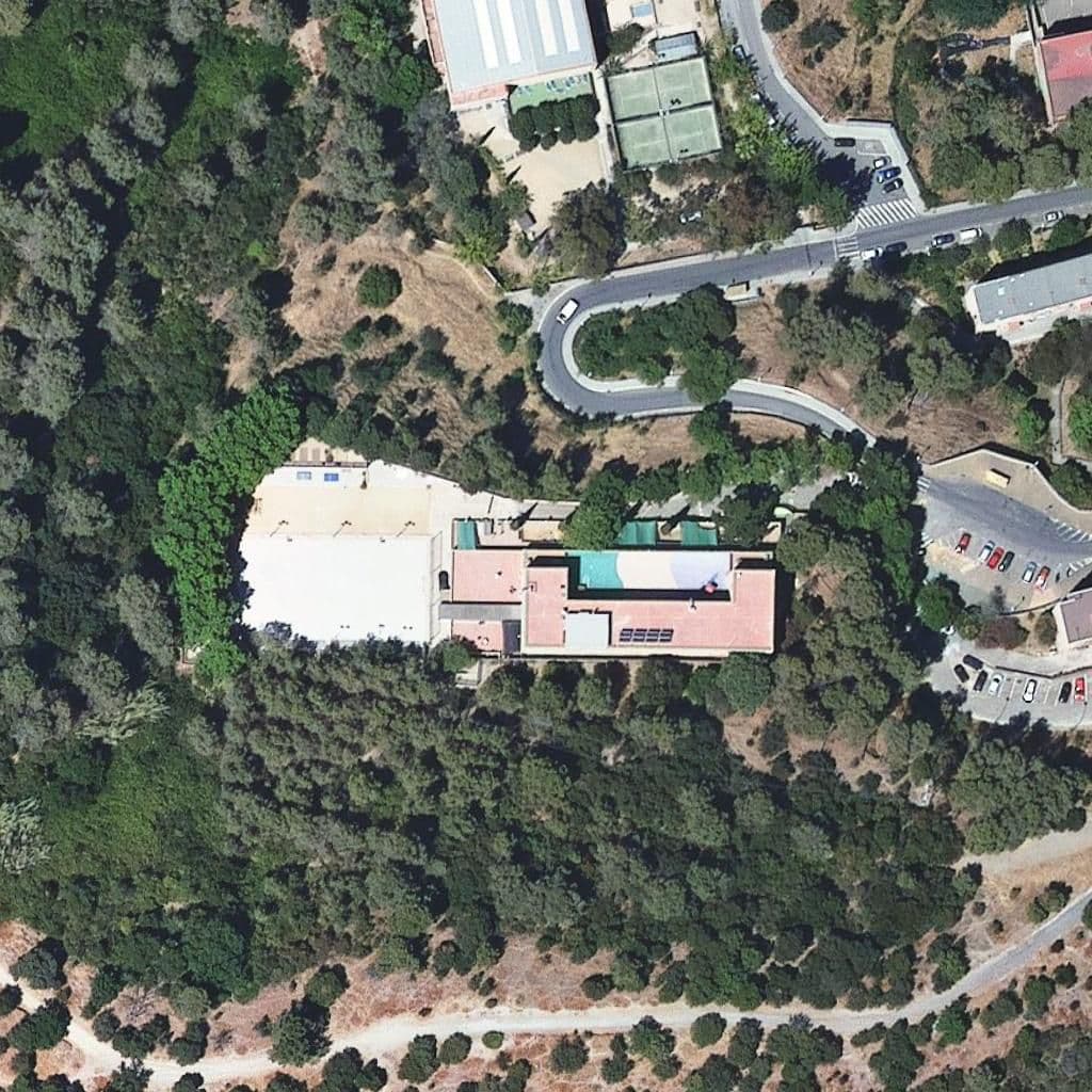 Вид згори на територію школи «Escola Bressol Municipal Aqüeducte»