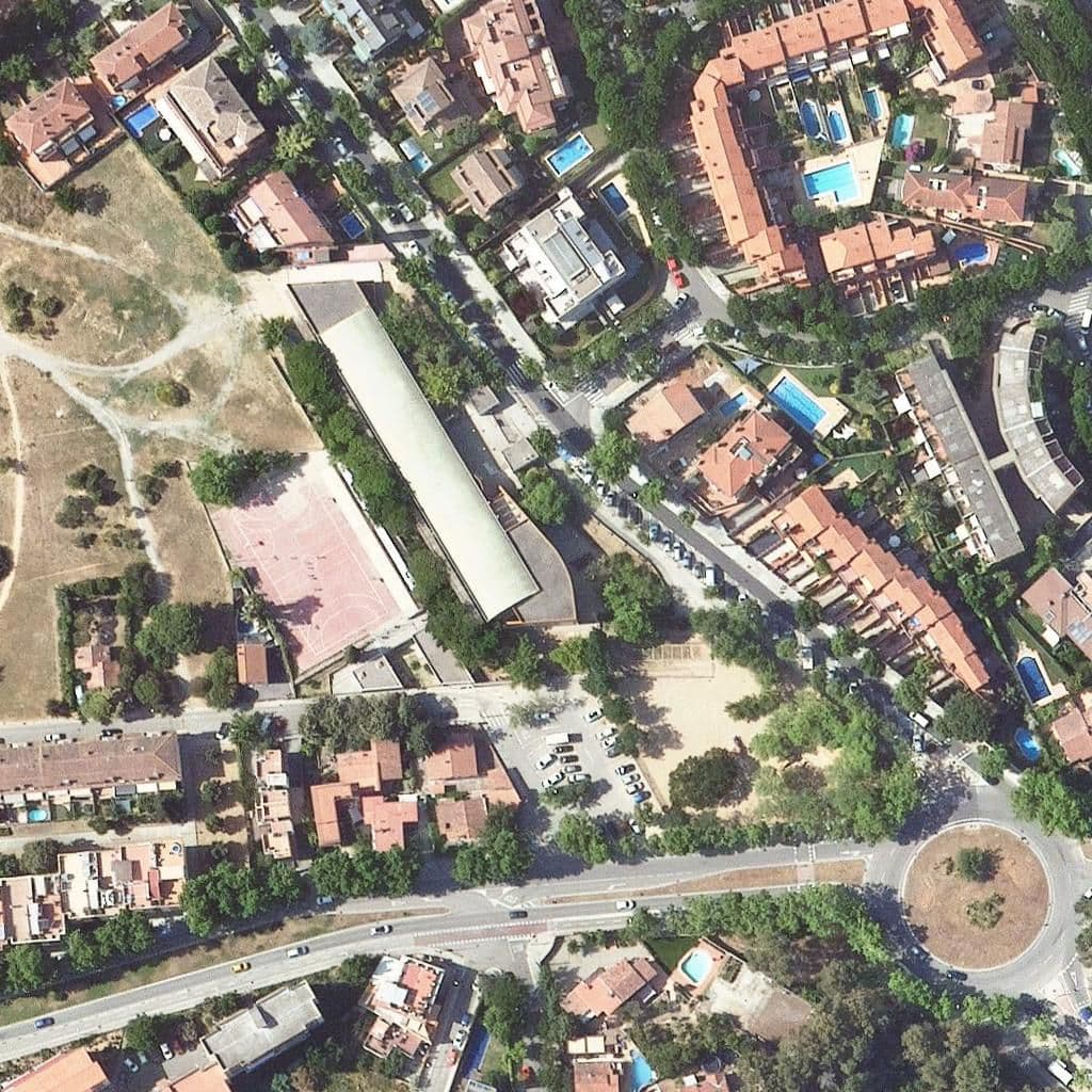 Вид згори на територію школи «Escola Turó De Guiera»
