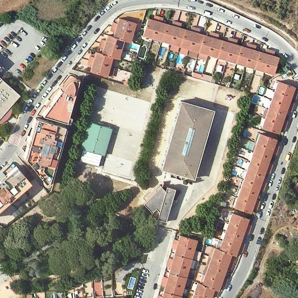 Вид сверху на территорию школы «Escola Can Parera»
