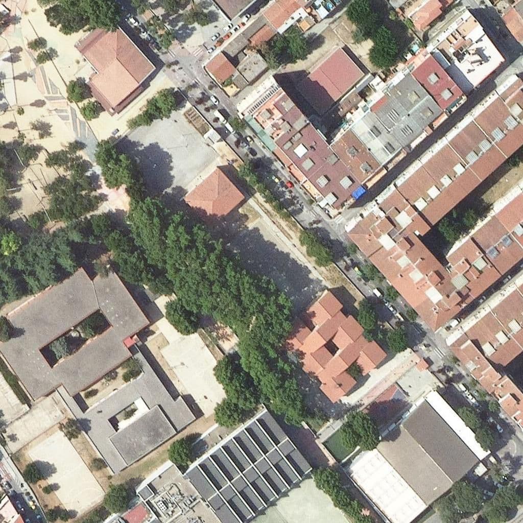 Вид сверху на территорию школы «Escola Joan Salvat Papasseit»