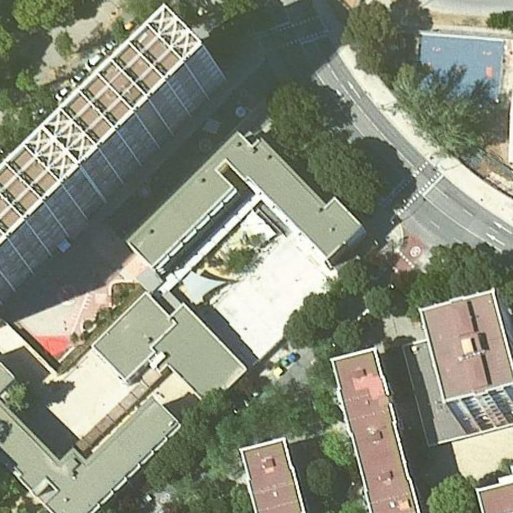 Вид сверху на территорию школы «Escola La Pau»