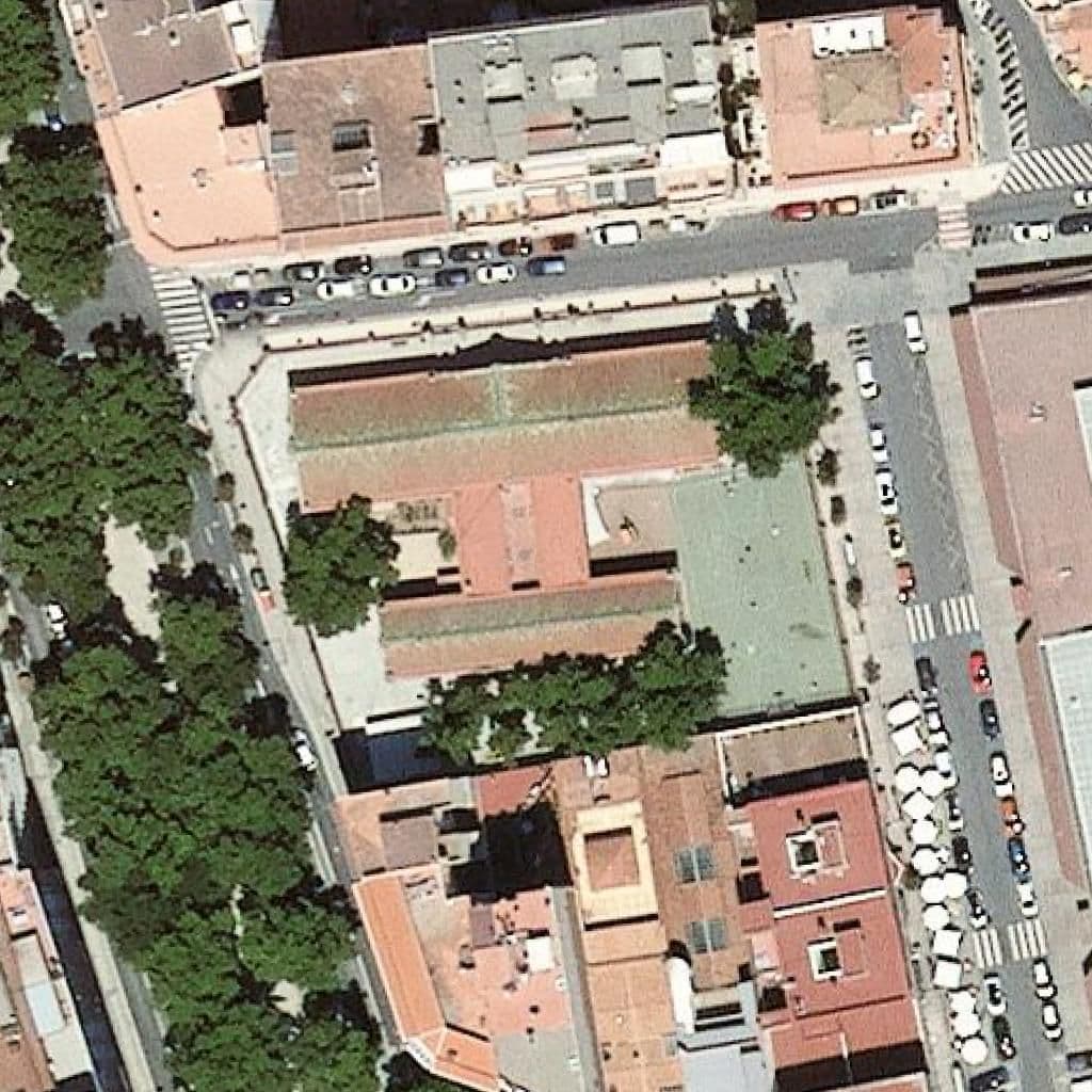 Вид сверху на территорию школы «Escola Prat De La Riba»