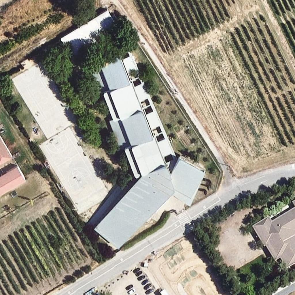Вид згори на територію школи «Institut La Serra»