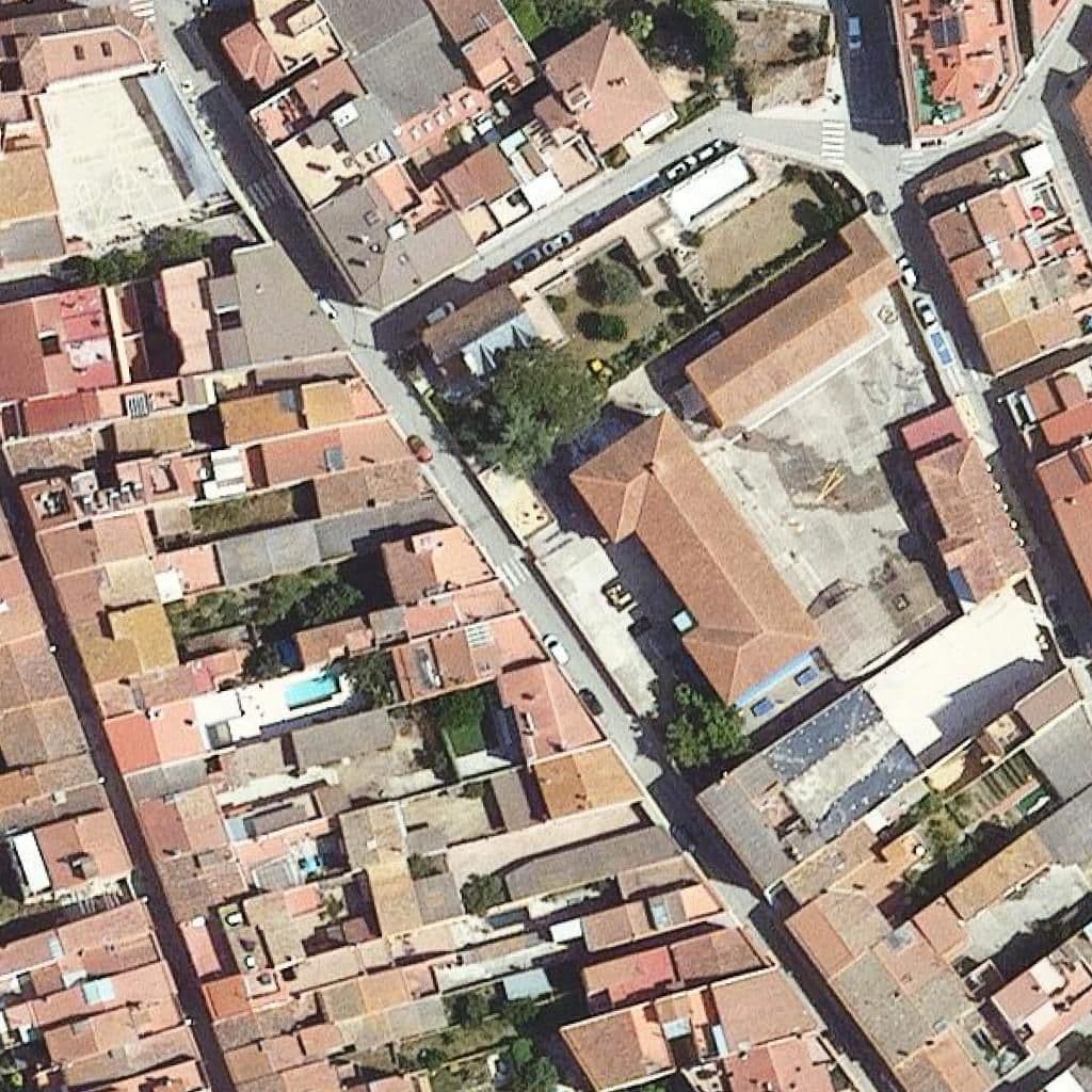 Вид згори на територію школи «Escola Serra De Miralles»