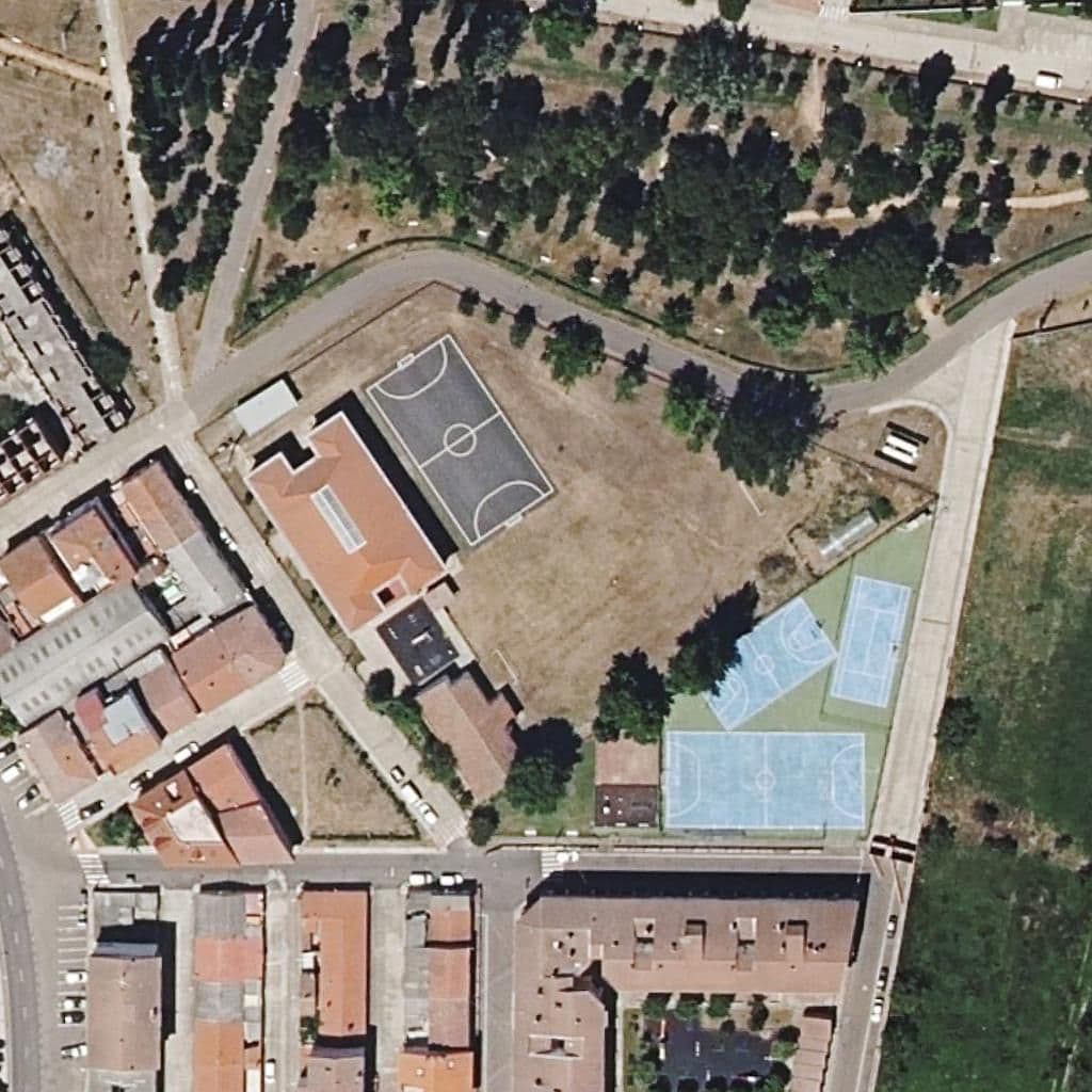 Вид сверху на территорию школы «Arrabal Del Puente»