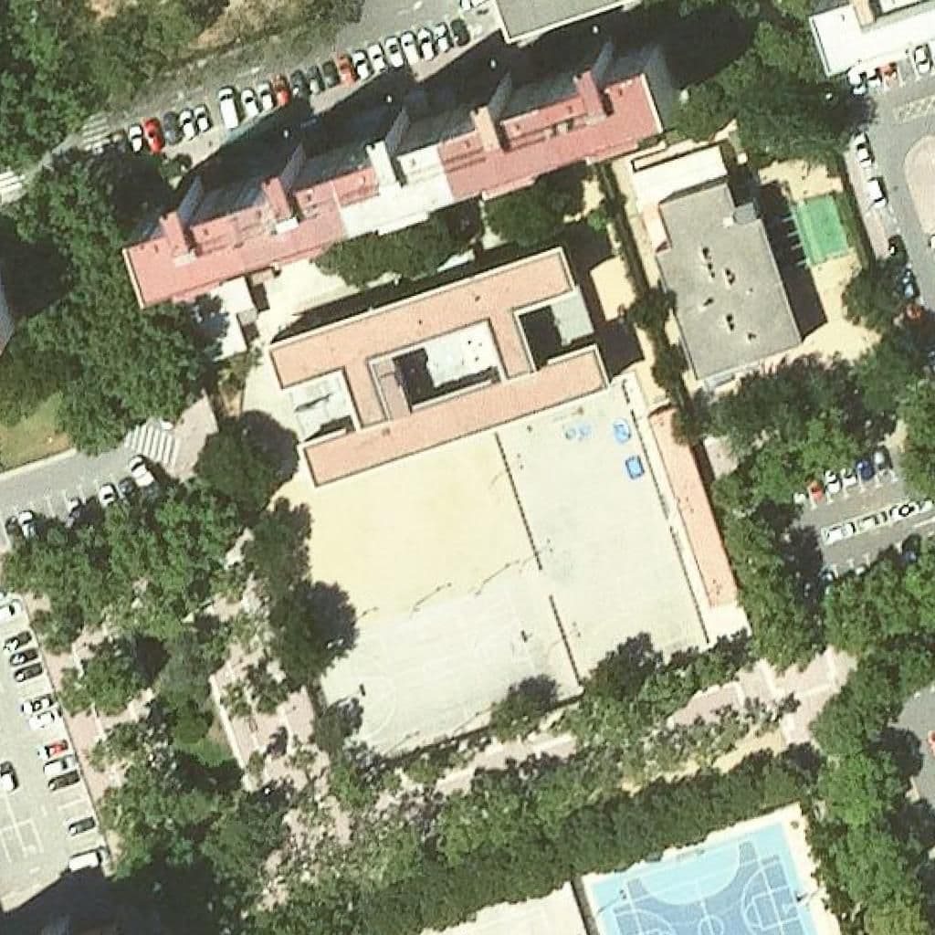 Aerial view of the grounds of Escola Bellvitge