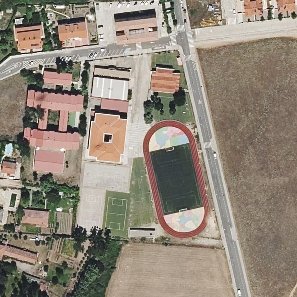 Вид сверху на территорию школы «Centro De Adultos De Santa Marta De Tormes»