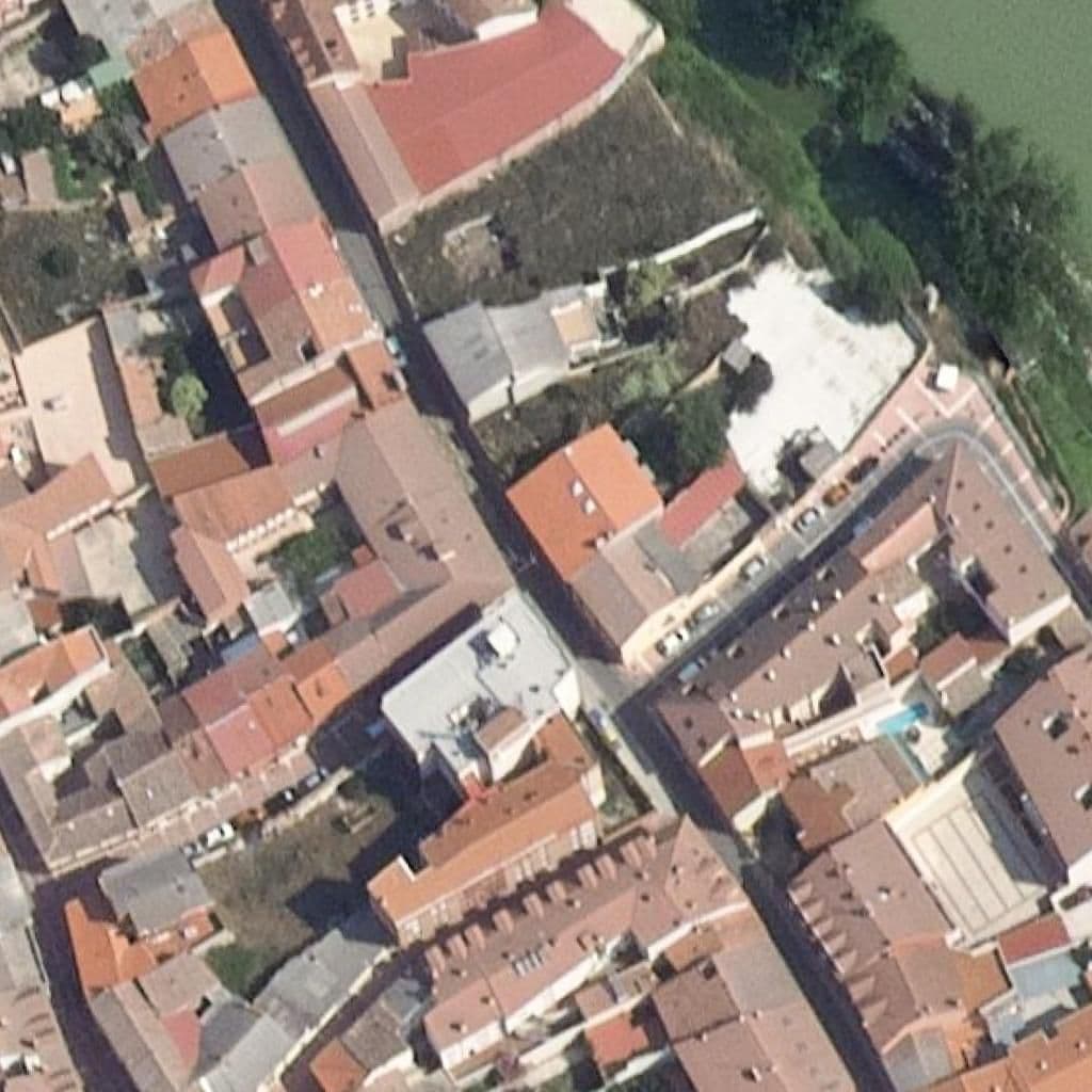 Вид сверху на территорию школы «Centro De Adultos De Tudela De Duero»