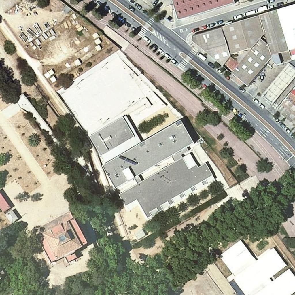 Вид сверху на территорию школы «Escola Lola Anglada»