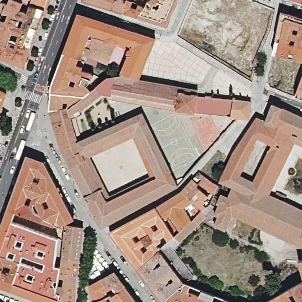 Вид сверху на территорию школы «Sagrada Familia - Siervas De San José»