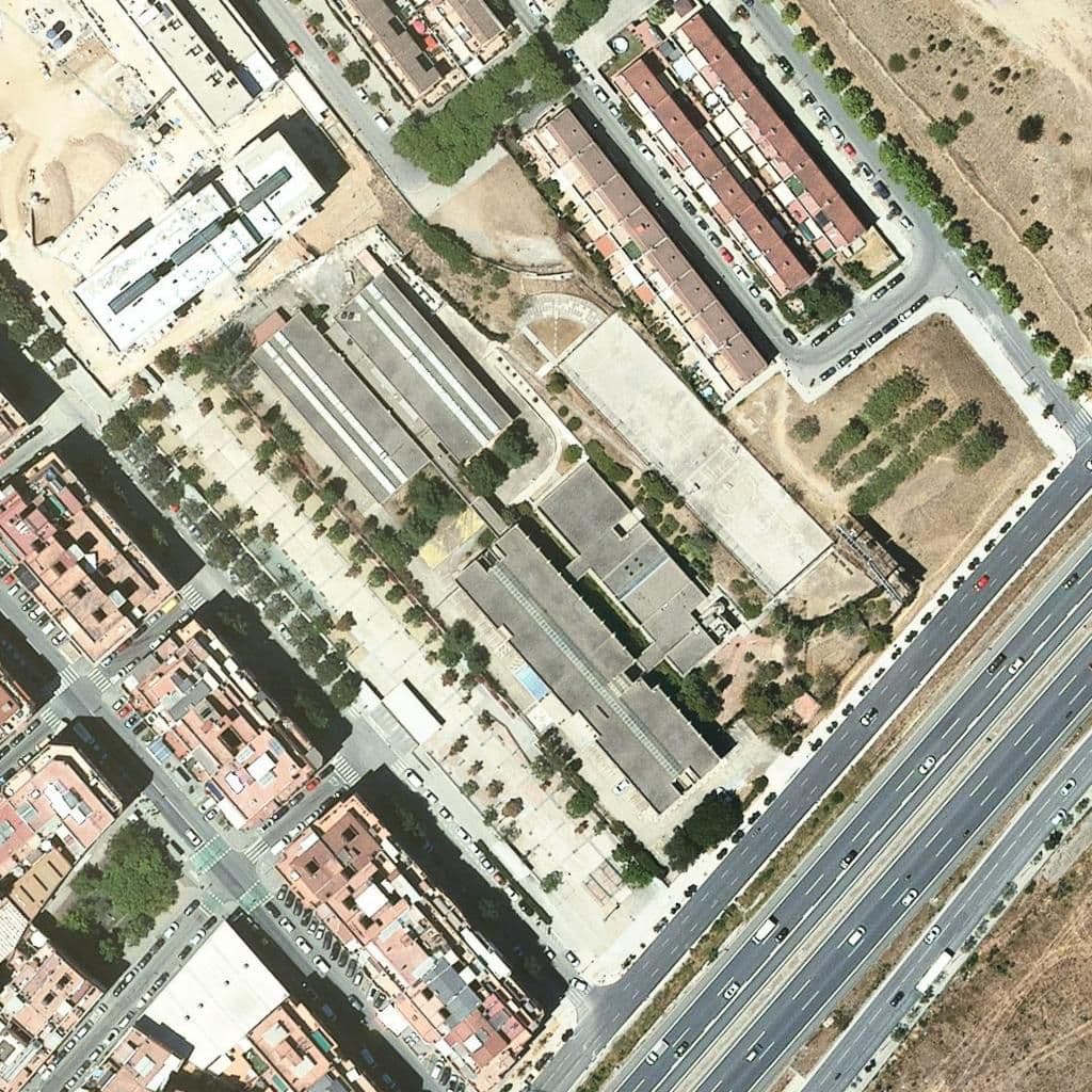 Вид сверху на территорию школы «Institut La Pineda»