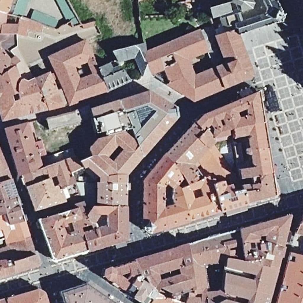 Aerial view of the grounds of Escuela Leonesa De Radioterapia