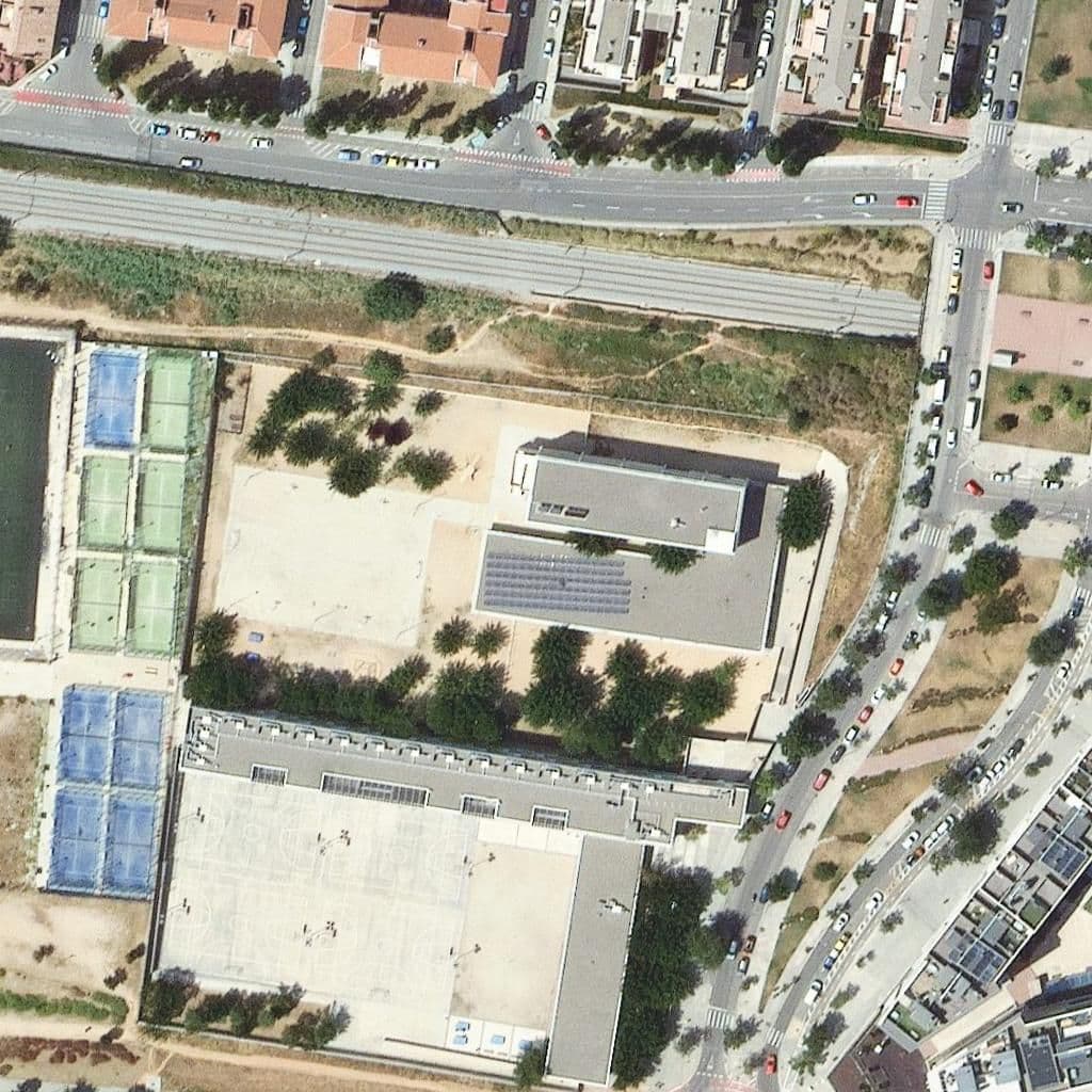 Вид згори на територію школи «Escola Les Arenes»