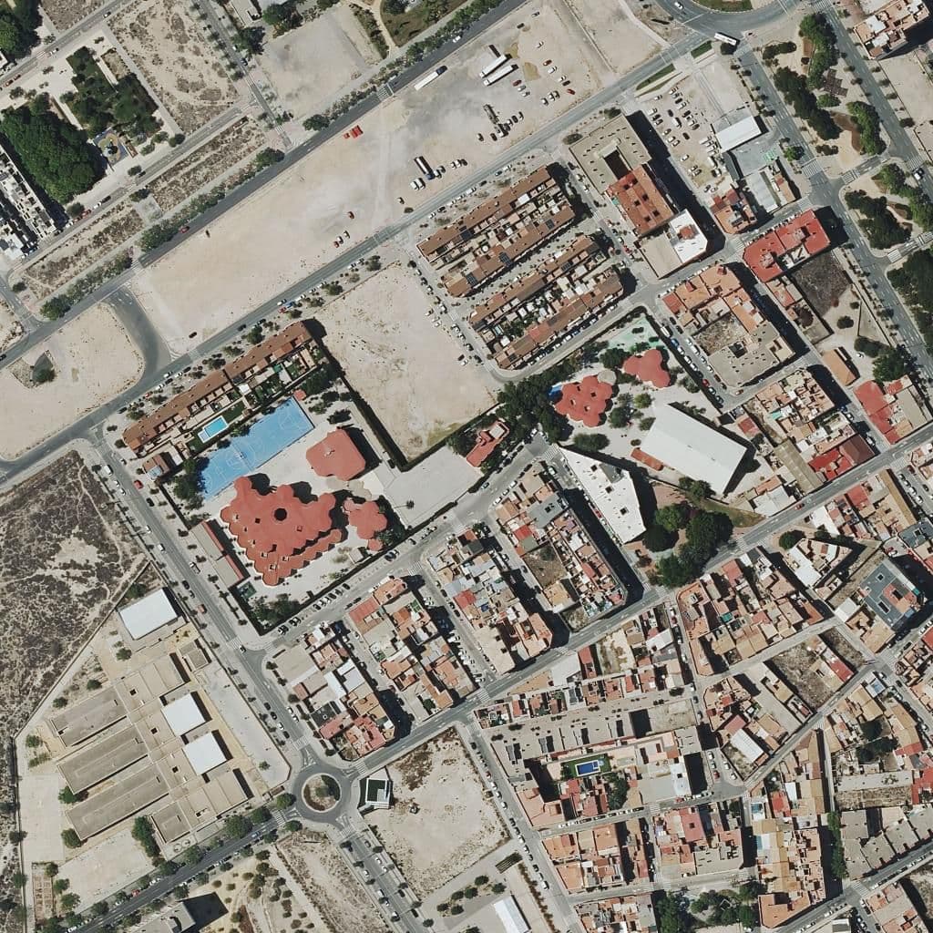 Вид сверху на территорию школы «Centre Privat Santa María Del Carmen»