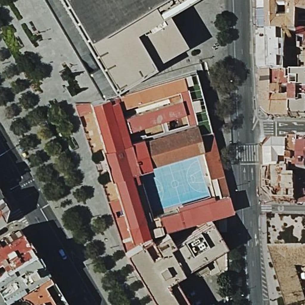 Вид сверху на территорию школы «Centre Privat Nuestra Señora Del Remedio»