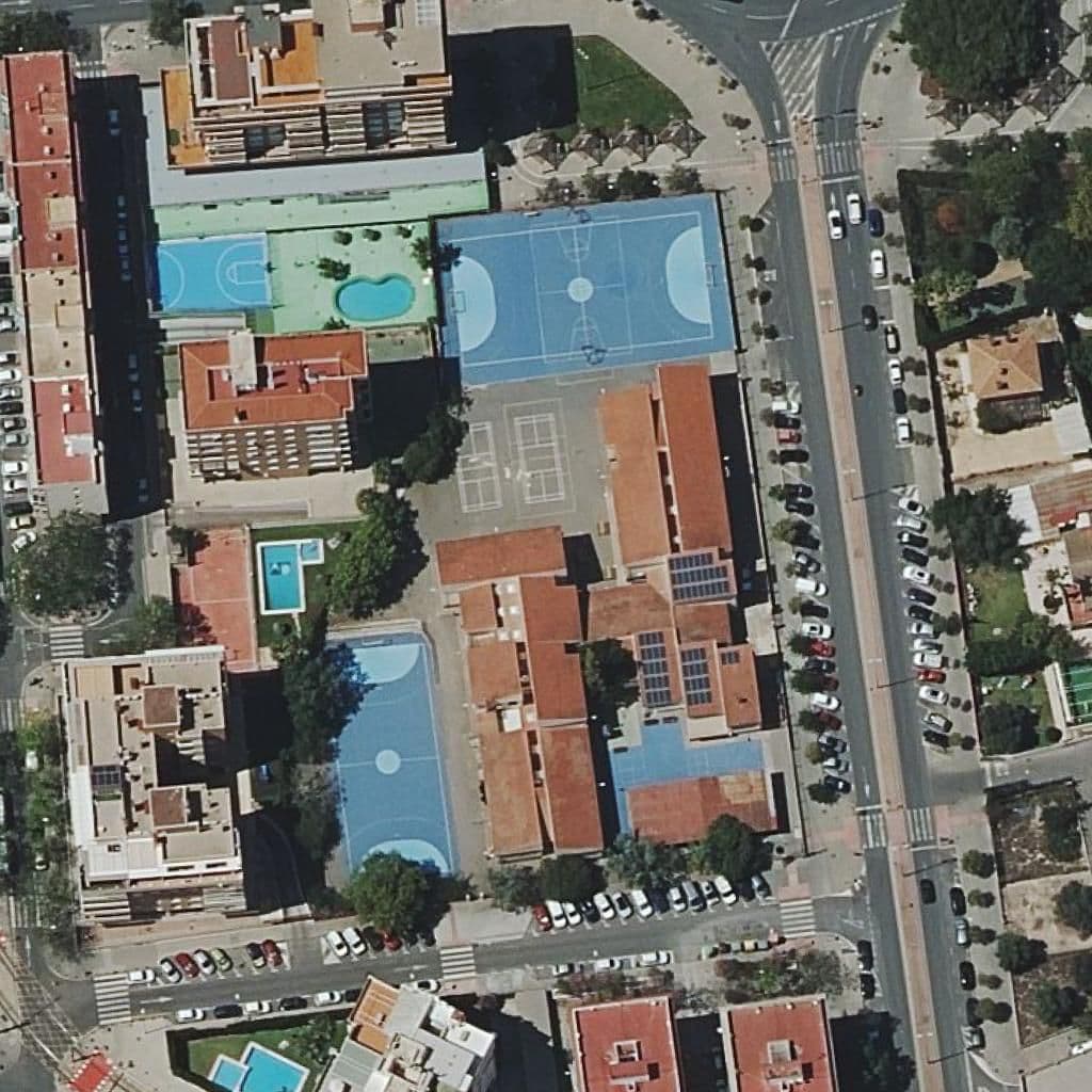 Вид згори на територію школи «Ceip Carlos Arniches»