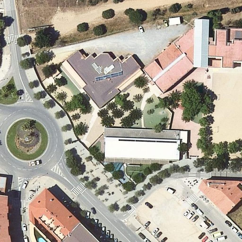Вид згори на територію школи «Escola Jaume Vicens I Vives»