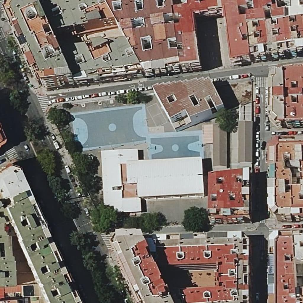 Вид сверху на территорию школы «Ceip San Nicolás De Bari»