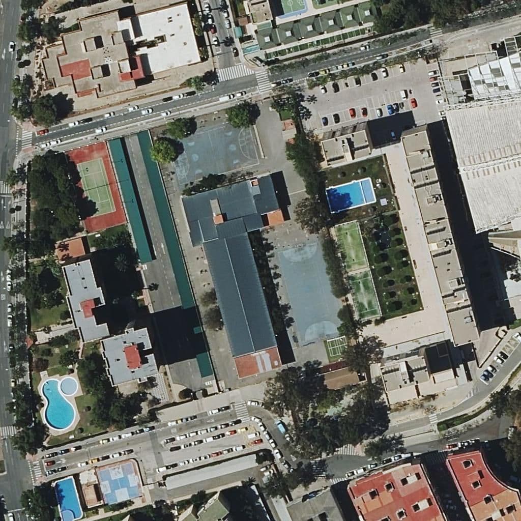 Вид сверху на территорию школы «Ceip El Tossal»