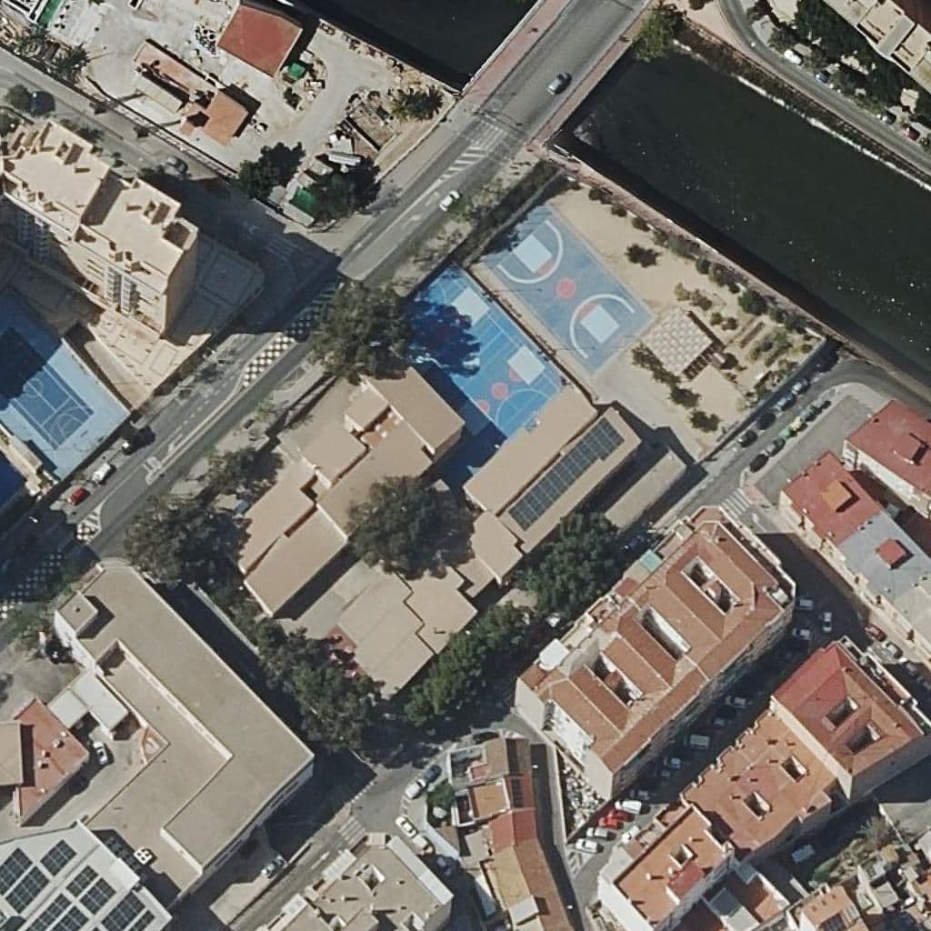 Вид сверху на территорию школы «Ceip El Palmeral»