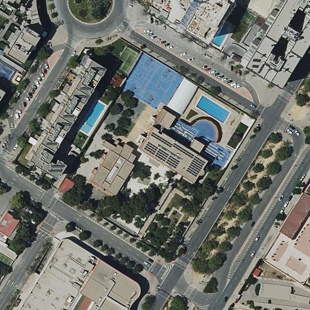 Вид згори на територію школи «Centre Privat Altozano»