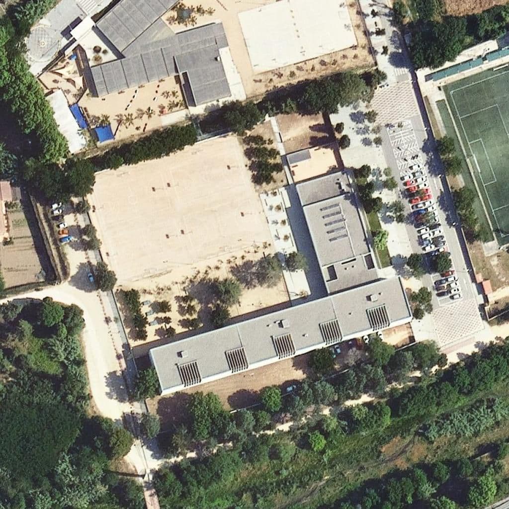 Вид згори на територію школи «Escola Vall D'aro»